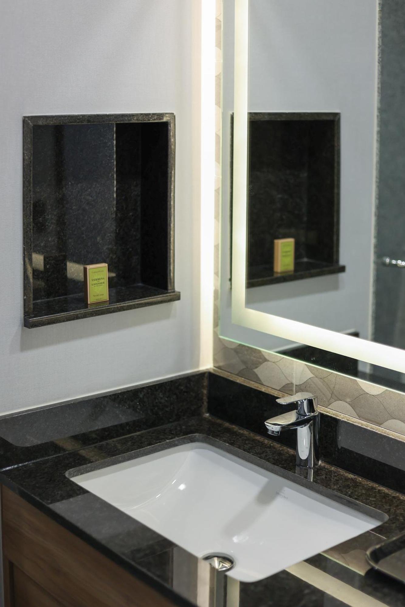 Hotel Hampton By Hilton Downtown